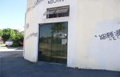 Imóvel de esquina com três dormitórios e ponto comercial