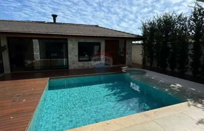 Sobrado - locação | 3 suítes + escritório + área gourmet | piscina aquecida | condomínio fechado | energia solar | r$20 mil/mês