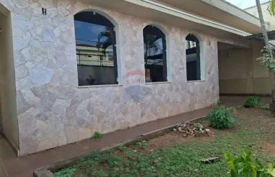 Casa típica de bairro tradicional, com 300m² de terreno, com 3 quartos, 1 suíte,vaga para 2 carros, 3 banheiros por $ 595.000,00