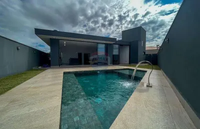 Casa térrea com 444,95m², sendo 3 suítes, área de lazer e porteira fechada, no condomínio portal do lago em mogi mirim-sp
