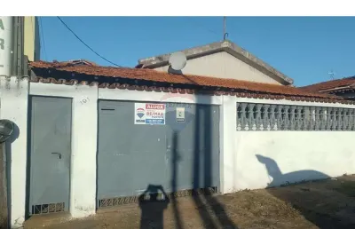 Casa com 4 quartos para alugar na Rua Augustinho De Colli, 191, Centro, Estiva Gerbi