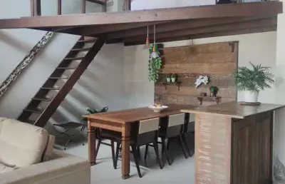 Casa sobrado com apartamento e escritório comercial.