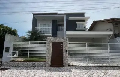 Casa alto padrão com 1 suíte + 3 dormitórios e área gourmet com piscina
