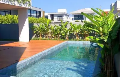 Casa deslumbrante com 3 suítes, 6 vagas e área de lazer, localizada no condomínio caledônia, em camboriú