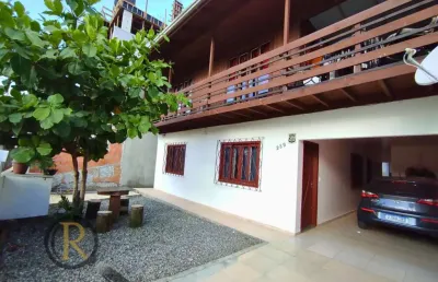 3 casas no mesmo terreno, quintal amplo e área gourmet com churrasqueira