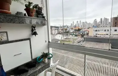 Apartamento com 2 dormitórios e 1 vaga a 150 metros da univali