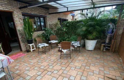 Casa padrão com 5 quartos sendo 4 suítes no bairro aparecida/santos