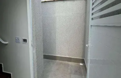 Casa sobreposta com 2 quartos no maracanã em praia grande/sp
