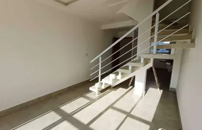 Sobrado triplex com 2 quartos na mirim em praia grande/sp