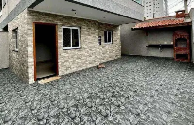 Sobrado individual com 2 quartos na aviação em praia grande/sp