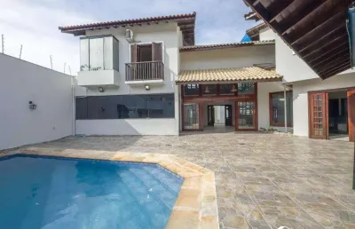 Casa à venda – 5 suítes com piscina e sauna, praia grande