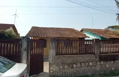 Vendo um imóvel na entrada da rua das lontras três quartos dois banheiros terreno de 300 metros quadrados muito bem localizada 190.000