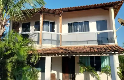 Encante-se com esta casa de 5 quartos próxima ao centro de unamar, segundo distrito de cabo frio! oportunidade única de viver com conforto e proximidade de tudo. agende sua visita agora mesmo!'