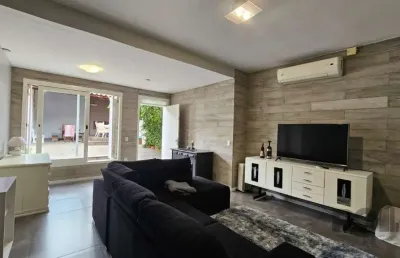 Casa com 3 quartos para alugar na rua general nestor silva soares, três figueiras, porto alegre, 228 m2 por r$ 6.800