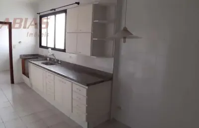 Lindo e amplo apartamento no centro. repleto de armários.