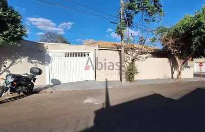 Casa com 3 quartos para alugar na Rua Rafael de Abreu Sampaio Vidal, 1093, Centro, São Carlos