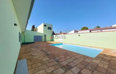 Casa com 3 quartos para alugar na Rua Antônio Pirolla, 309, Vila Alpes, São Carlos