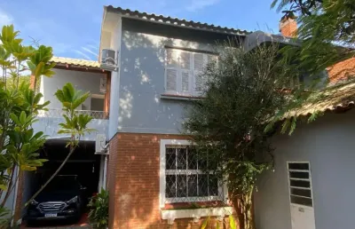 Casa com 4 quartos à venda na rua guaraum, 112, vila assunção, porto alegre por r$ 1.065.000