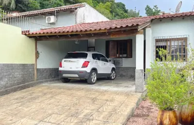 Casa com 3 quartos à venda na avenida vicente monteggia, 2406, cavalhada, porto alegre por r$ 495.000