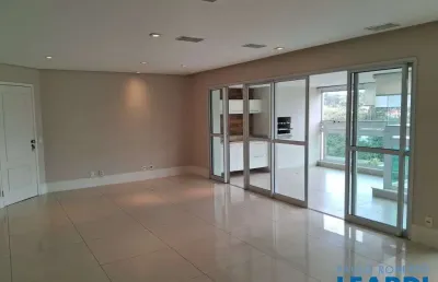 Apartamento com 3 quartos para alugar no Campo Belo, São Paulo 
