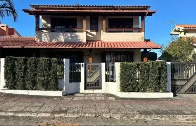 Imóvel espaçoso e moderno à venda no centro de garopaba-sc: 4 quartos, 1 suíte e 6 vagas de garagem!