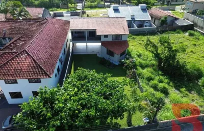Oportunidade única: imóvel a apenas 120 metros da praia com 4 quartos e frente para o asfalto!