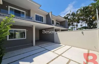 Sobrado na barra do saí a apenas 280,00m do mar, 03 quartos (01 suíte), com área total de 161,00m2
