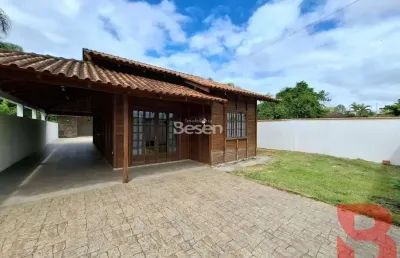 Casa com piscina, 03 quartos (01 suíte), espaçoso terreno, 600 metros do mar