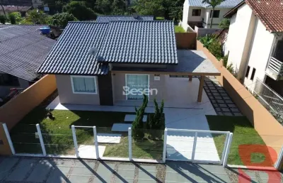 Excelente casa localizada na quadra do mar- apenas 50mtrs da praia