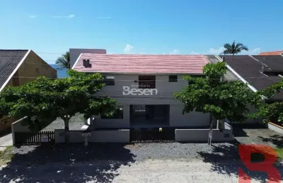 Apartamento no balneário cambijú, com 03 dormitorios (01 suíte), 200 metros da praia.
