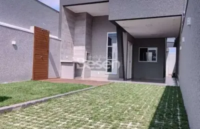 Casa com excelente acabamento, 03 quartos (001 suíte), móveis sob medida na cozinha.