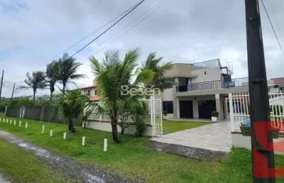 Excelente sobrado frente para o mar com piscina e ótima área de laser na barra do saí.