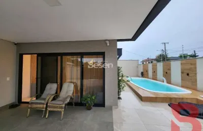 Casa nova, com 03 quartos (01 suíte e 02 demi-suítes), piscina aquecida, localizada em região central, rua 760