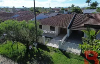Casa mista (alvenaria e madeira) + edicula com área aproximada de 218,00m2- apenas 400mtrs da praia- barra do sai