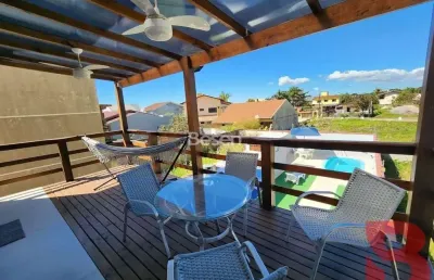 Sobrado quadra do mar, mobiliado e equipado, 01 suíte e 02 demi-suítes - ótima localização