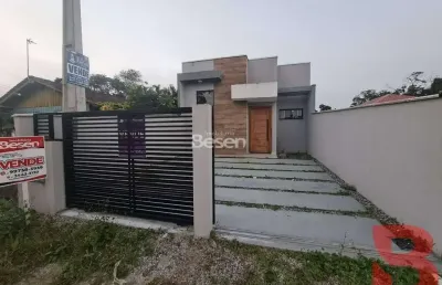 Unidade moderna com 89,99, sala com pé direito alto, 03 quartos e ampla area externa, 02 vagas de garagem..