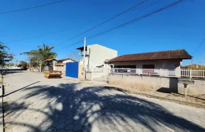 Casa 03 dormitórios (01 suíte), próximo da praia e com excelente localização