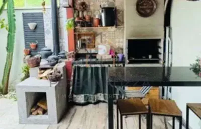 Casa no condominio bosque da vila a venda no jardim petropolis, em cotia - sp com area de lazer completo, quintal com churrasqueira e fogao a lenha