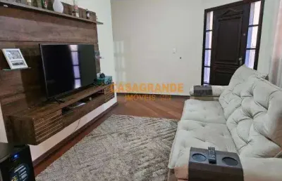 Casa com 03 quartos, 110mts no conj. trinta e um de março
