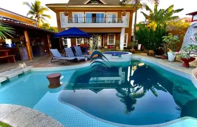 Excelente casa triplex, próximo da praia de vilas do atlântico, rua super tranquila, sem saída, piscina  ampla com cascata, iluminação, hidromassagem além de um maravilhoso espaço gourmet