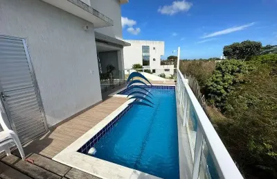 Casa construída em um terreno declive com bastante área construída. são 3 pavimentos muito bem distribuídos. muito arejada e iluminada.