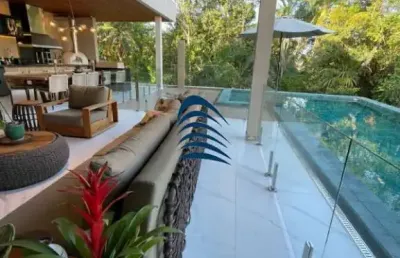 Luxuosa casa com 5 suítes, 739m de área construída, 875m de área do terreno, porteira fechada,