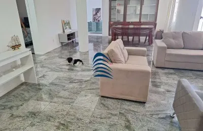 Apartamento amplo, 3/4 sendo duas suítes, porteira fechada, 170m2, 03 banheiros, térreo, armários, e a suíte master com closet, 01 vaga de garagem.