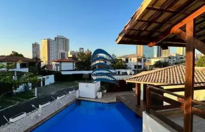 A casa fica localizada em condomínio fechado em uma área nobre do itaigara, próximo a shoppings, escolas, praças, restaurantes e toda a comodidade que o bairro oferece.