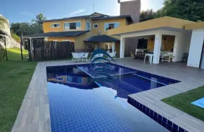 Casa  com 5 suítes climatizadas, armários planejados, sendo 2 com closet e a principal com hidromassagem.