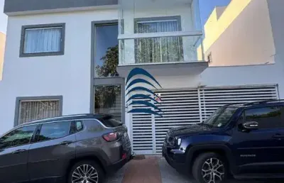 Casa em cond. fechado - miragem  3 suítes, 169m², móveis planejados, suíte master com closet e varanda, lavabo, sala de estar e jantar amplas, banheiro soc
