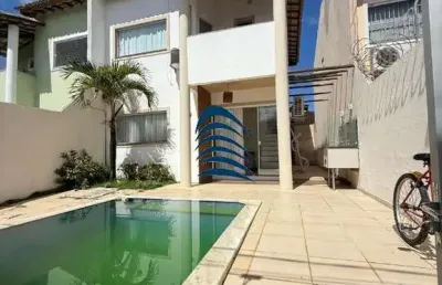 Excelente casa em lauro de freitas    casa possui 300m2, 4 suítes com closet na master, apoio para empregada, área de serviço, suíte master com jacuzzi.