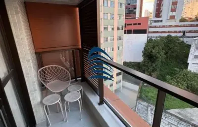 Zn barra - studio com varanda , 22m², nascente, mobiliado, armários, decorado, bem equipado, ar condicionado, andar intermediário, vaga de garagem rotativa.   700 m do farol da barra   empreendimento 