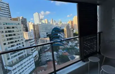 Zn barra - studio com varanda , 22m², nascente, mobiliado, armários, decorado, bem equipado, ar condicionado, andar alto, vaga de garagem rotativa.