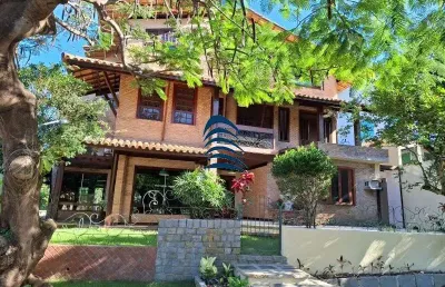 Excelente casa 5 suítes condomínio águas do jaguaribe, 450m2 construída!  térreo: jardins; sala para 03 ambientes; lavabo social;